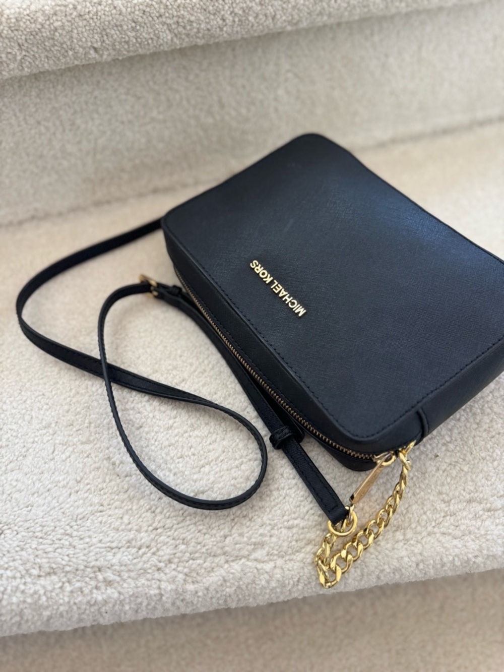 MICHAEL KORS Black Leather Crossbody with Gold Logo - Picture 4 of 6